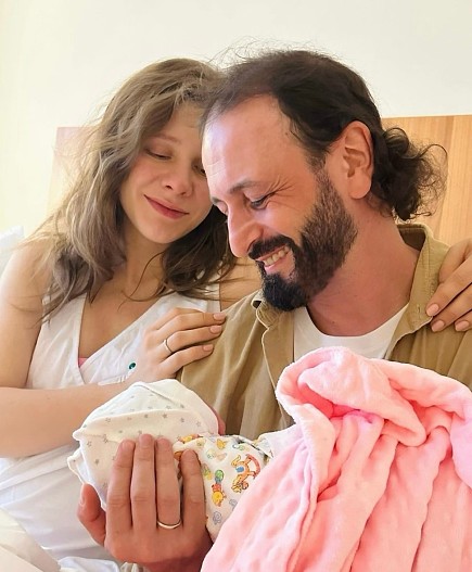 Лиза Арзамасова и Илья Авербух с новорожденной дочкой